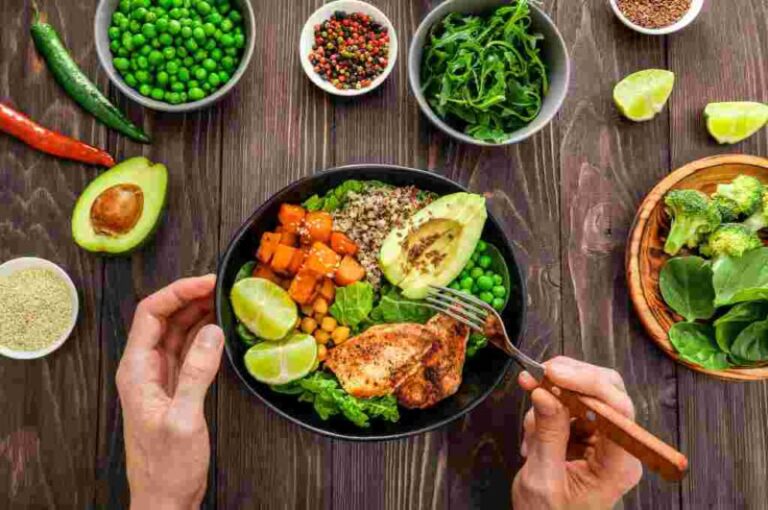 Nutritious lunch with quinoa and vegetables
